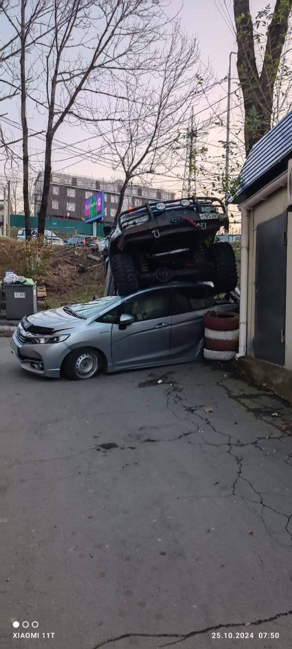 Необычное ДТП произошло ночью во Владивостоке   Дтп на улице Адмирала Юмашева, 40. Девушка заехала на своем Land Cruiser 80 на припаркованный автомобиль. Но и этого странного маневра ей видимо было мало, а может девушка была не настроена стать знаменитой, начала провоцировать мужчину на драку.  По сообщениям очевидцев женщина могла быть пьяной.