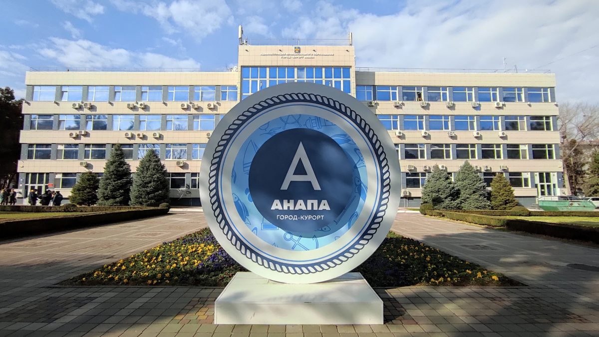 Анапа вышла в лидеры по строительству объектов курортной сферы С учетом соглашений, заключенных на прошедшем в июне Петербургском международном экономическом форуме, сейчас в процессе реализации в Краснодарском крае находятся 76 проектов с объемом инвестиций в 865 миллиардов рублей. Об этом рассказал губернатор региона Вениамин Кондратьев. В частности речь идёт о строительстве гостиничного комплекса и санатория в Сочи, туркластера в Геленджике, трех премиальных объектов для отдыха и оздоровления в Горячем Ключе, Мостовском районе и Кабардинка. В Анапе инвесторы возведут три пятизвездочных отеля, оздоровительный центр для семейного отдыха и детский лагерь. Стоит отметить, что коммунальная инфраструктура Анапы уже давно не справляется с нагрузкой. Отключения света, воды, а также тепла в отопительный сезон стали регулярными. Продолжающееся масштабное строительство на курорте грозит обернуться коллапсом для всей системы его жизнеобеспечения.