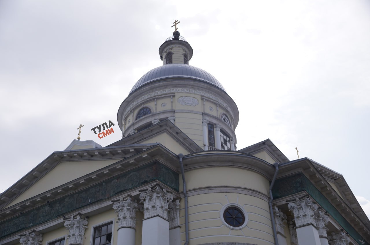 В Тульской области приступили к восстановлению пострадавшего от БПЛА храма В Епифани Кимовского района ведется демонтаж конструкций Свято Никольского собора в который весной прошлого года попал беспилотник Об этом в своем канале в мессенджере МАХ сообщил губернатор Дмитрий Миляев На данный момент строители разобрали верхнюю часть храма которая пострадала больше всего Затем эксперты осмотрят крест подкрестное яблоко и каркас купола и примут решение о проведении реставрации Кроме того специалисты убрали поврежденные элементы белокаменного карниза памятника архитектуры федерального значения Сейчас на строительной площадке воссоздают утраченные декоративные элементы Работы проводятся с привлечением специалистов обладающих необходимыми знаниями и навыками в области реставрации памятников архитектуры заверил губернатор 1  2   Подпишись на новости Мы в MАХ