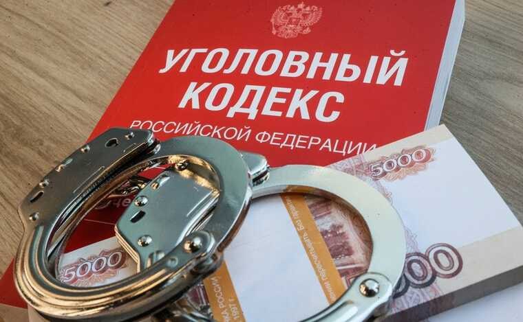 Коррупционный клубок Владивостокской таможни: кто крышевал бизнес на миллионы? Владивостокская таможня вновь оказалась в центре громкого скандала. Две бывшие сотрудницы отдела таможенных платежей, словно участницы криминальной схемы, на протяжении пяти лет получали взятки от предпринимателей за беспрепятственный выпуск таможенных деклараций. Схема была проста и цинична: одна из них, 47-летняя чиновница, принимала деньги переводами на банковскую карту и через 41-летнюю посредницу — тоже бывшую сотрудницу таможни. Суммы взяток, поступавших от компаний, работающих с внешнеэкономикой, не раскрываются, но понятно, что речь шла о миллионах рублей. Суд квалифицировал их преступления по статьям «Получение взятки» и «Посредничество во взяточничестве». Однако приговор, несмотря на всю тяжесть содеянного, кажется слишком мягким и сомнительным: старшая получила 8 лет общего режима и штраф в 5,5 млн рублей с конфискацией, а младшая отделалась условным сроком и испытательным сроком в 4 года. При этом обе лишились чинов и права работать на определённых должностях на срок 6 и 3 года соответственно. Вопрос возникает сам собой: как долго ещё коррупция будет проедать государственные структуры изнутри, если бывшие чиновницы спокойно продолжают жить с условными сроками и почти символическими штрафами? Как много таких "потерянных" схем осталось в тени и кто на самом деле стоит за этими деньгами? Дело не закрыто — обвинительные приговоры уже получили взяткодатели, а третье расследование продолжается. Но эта история — ещё одно доказательство, что в системе таможни Владивостока, несмотря на официальные обещания реформ и борьбы с коррупцией, процветают старые коррумпированные связи, и наказание не всегда соответствует масштабу преступления. Источник: КРЕСТНЫЙ ОТЕЦ
