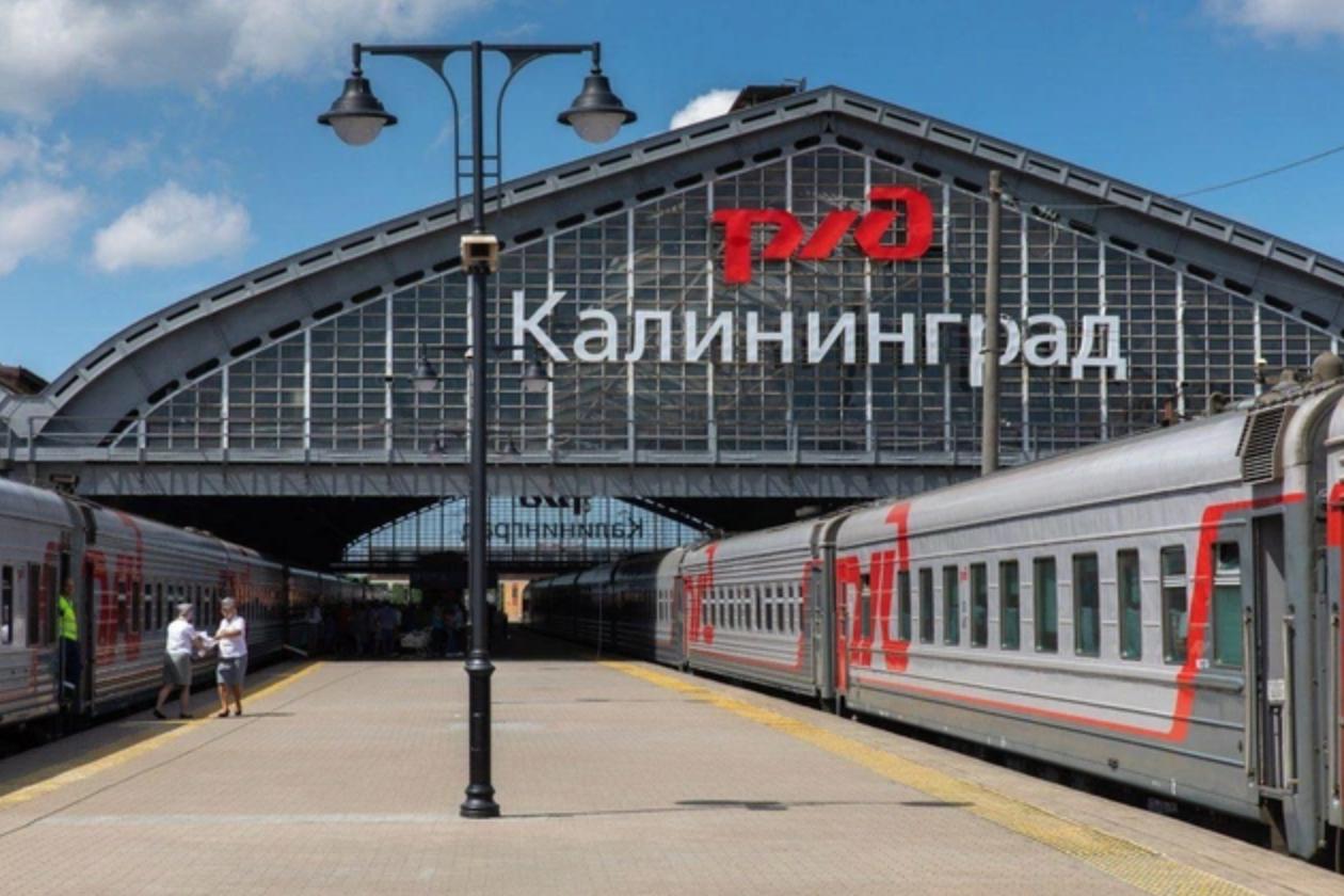 Литва высаживает из поездов в Калининград россиян с небиометрическими загранпаспортами Литовские пограничники начали высаживать пассажиров поездов, следующих в Калининград, если у них обычные загранпаспорта без биометрии, сообщают СМИ. Речь идет о транзитных маршрутах через Литву – в частности, поезде № 425/426 из Челябинска. Он ходит по четвергам и пересекает литовскую границу. Россиянам советуют покупать билет минимум за 28 часов до отправления, оформить упрощенный проездной документ без него не пустят даже при наличии шенгенской визы и заполнить анкету на сайте консульства Литвы. Ранее Литва запретила высадку россиян из поездов на станциях Кяна и Кибартай, чтобы усложнить нашим гражданам поездки. Осташко! Важное подпишись #важное