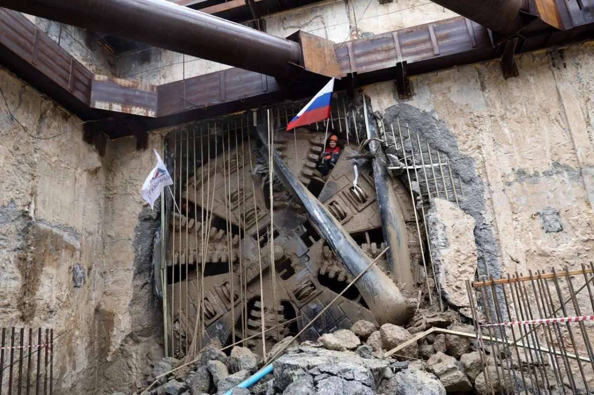 В Нижнем Новгороде на Свободе сегодня встречали Владимира Владимир это тоннелепроходческий щит и он показался из под земли в котловане будущей станции метро закончив второй тоннель перегона площадь Свободы Сенная Для метростроевцев выход на поверхность щита это настоящий торжественный момент Проходка левого тоннеля завершилась менее чем за семь месяцев За это время щит преодолел около 1 5 километра под историческим центром города в том числе под подземным руслом речки Кова Теперь метростроевцы разберут тоннелепроходческий комплекс а он длиной около 100 метров и будут готовиться к рытью тоннелей между площадью Свободы и станцией Горьковская которая сейчас пока ещё конечная Автозаводской ветки метро Запустить поезд до новых станций планируют в 2027 году Подписывайтесь на нас в MAX