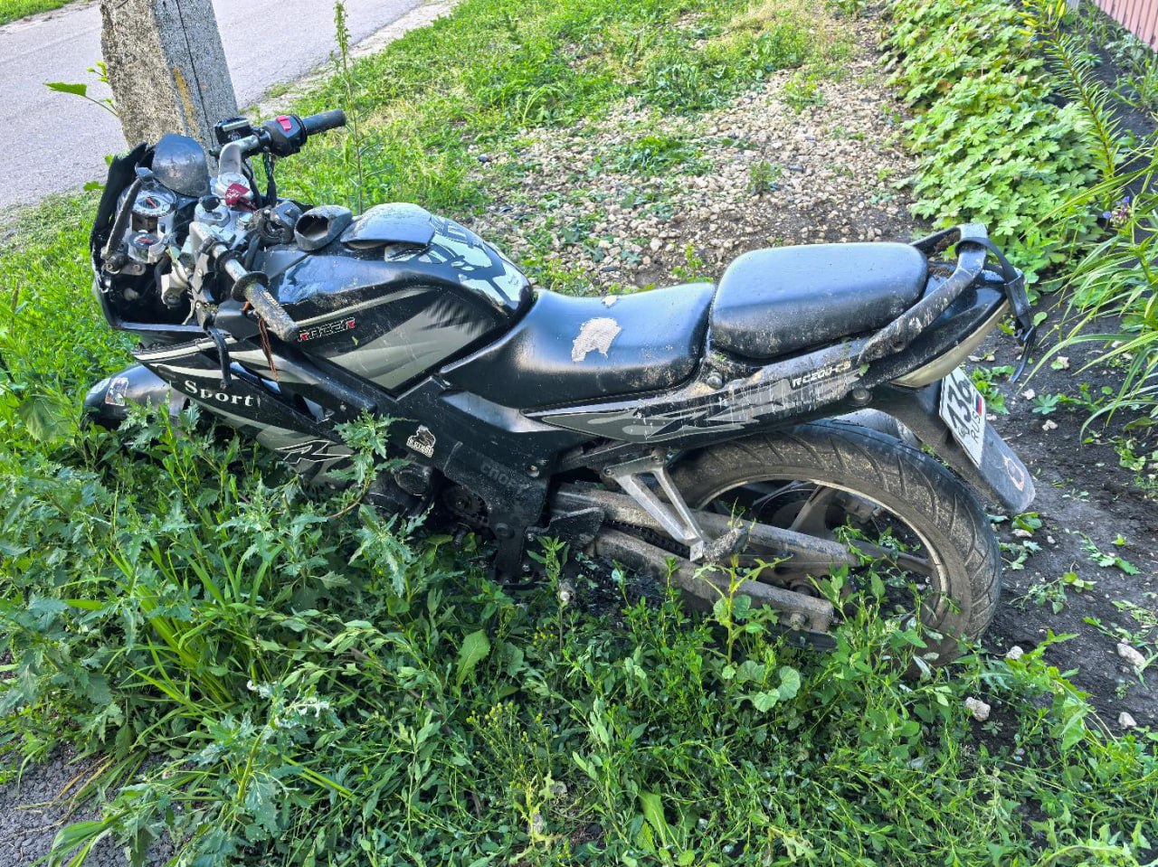 16-летний парень на байке устроил ДТП с пострадавшими в Панинском районе Вчера вечером подросток без прав на Racer Sport выехал на встречку и столкнулся со скутером под управлением 49-летнего мужчины. Авария произошла в посёлке Перелешинский. Оба водителя попали в больницу.