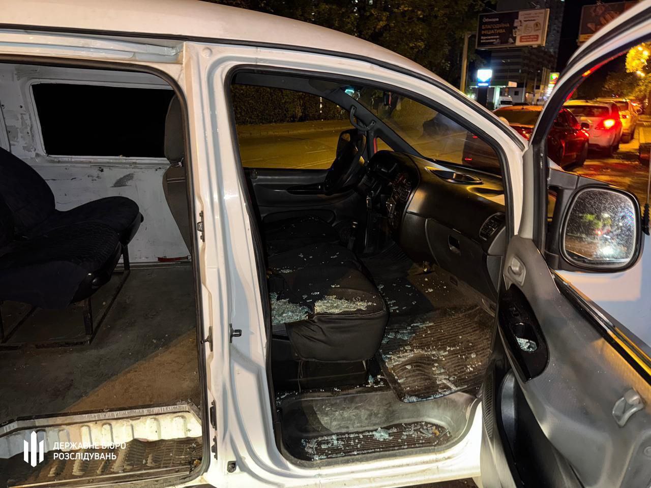 В Одессе пьяный полицейский разбил прикладом оружия стекло буса ТЦК сообщает ГБР Полицейский остановился рядом с ТЦК когда те проверляи документы у водителя Он начал угрожать военкомам повредил их авто и уехал Вскоре его задержали Местные паблики уточняют что мужчина угрожал полиции и ТЦК карабином а скрылся после применения по нему слезоточивого газа НАШИ РЕСУРСЫ Telegram YouTube RUTUBE