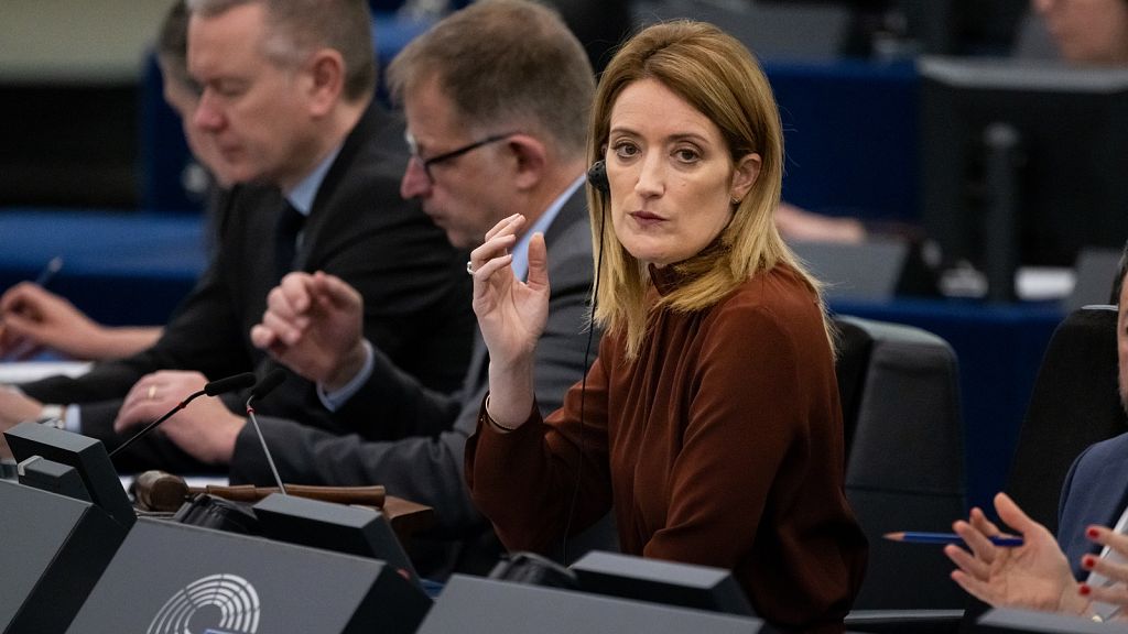 Метсола выступит с речью на пленарном заседании парламента Молдовы Председатель Европейского парламента Роберта Метсола выступит с речью на пленарном заседании Законодательного собрания в ходе визита в Кишинёв запланированного на 6 7 ноября По словам председателя парламента Игоря Гросу визит станет частью диалога о продвижении процесса переговоров по вступлению Молдовы в Евросоюз Ранее издание Euronews сообщало что процесс вступления Украины и Молдовы в ЕС оказался в тупике из за позиции Венгрии