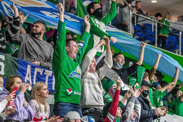 Салават Юлаев одержал юбилейную победу и вернулся в зону плей офф Но его опять подвинули Салават Юлаев обыграл на выезде череповецкую Северсталь Счёт в матче был открыт уже на третьей минуте в составе юлаевцев отличился Александр Жаровский Для 18 летнего форварда эта шайба стала девятой в текущем сезоне Спустя 4 минуты преимущество Салавата удвоил Максим Кузнецов Пётр Хохряков отобрал шайбу в зоне соперника после чего вывел партнёра на убойную позицию Под занавес первого периода Северсталь отквитала одну шайбу усилиями Данила Веряева Во втором и третьем периодах зрители заброшенных шайб не увидели Матч завершился со счетом 2 1 в пользу Салавата Юлаева Для уфимского клуба эта победа стала 700 й в КХЛ Гостевой успех позволил команде Виктора Козлова вернуться в зоне плей офф Салават располагается на восьмой строчке Восточной конференции Следующий матч Салават Юлаев проведет в Уфе 20 декабря В гости к юлаевцем приедет казанский Ак Барс Но По итогам матча против Северстали Салават Юлаев конечно смог войти в зону плей офф расположившись на восьмом месте Восточной конференции Однако команда смогла продержаться на этом месте меньше часа казахстанский Барыс вновь отодвинул его на девятое место Уже несколько месяцев Уфа и Астана борются за попадание в плей офф переменно выталкивая друг друга на 9 место  Обратная связь  Подписаться  Подписаться в Max