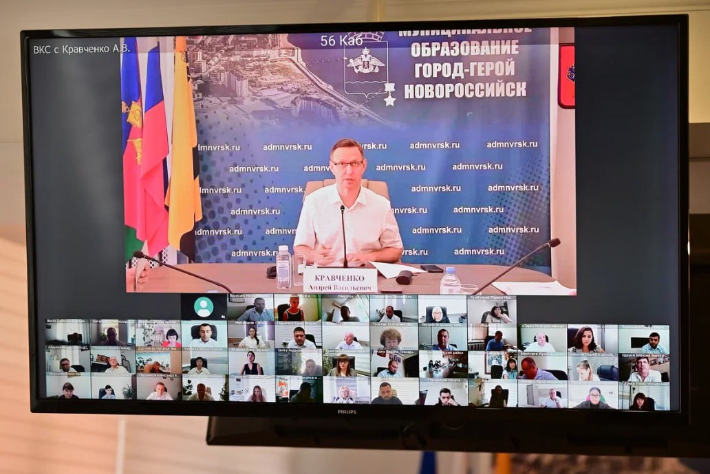 Андрей Кравченко в ходе очередного планерного совещания поручил взять на особый контроль санитарное состояние парков и скверов Новороссийска В администрации Новороссийска рабочая неделя традиционно началась с планерного совещания, в работе которого под председательством главы города-героя Андрея Кравченко приняли участие его заместители, главы внутригородских районов и руководители структурных подразделений. Они отчитались о ходе выполнения ранее полученных поручений и рассказали о планах работы на предстоящую неделю. Одним из главных вопросов, остающихся на личном контроле главы города, является газоснабжение села Федотовка. Как стало известно, здесь уже завершены работы по опрессовке газопровода, до конца августа АО «Газпром газораспределение Краснодар» выполнит врезку. В дальнейшем город собственными силами завершит восстановление благоустройства территории. Меньше месяца осталось до начала нового учебного года, поэтому во всех внутригородских районах проведено обследование участков дорог возле общеобразовательных учреждений. Глава Новороссийска поручил до 01 сентября обновить дорожную разметку по периметру территорий на всех 96 объектах. Еще одним вопросом обсуждений стали итоги мониторинга санитарного и технического состояния скверов и парков Новороссийска. Всем профильным службам Андрей Кравченко поручил выявленные нарушения устранить до 10 августа. - До конца текущего года заключим контракты на поставку 3119 зеленых насаждений для внутригородских районов, школ и детских садов. На территории набережной им. Адмирала Серебрякова установлено 27 вазонов для многолетних оливковых деревьев и кустарников фотинии. Продолжаются работы по установке малых архитектурных форм на территории Новороссийска. Запланировано приобретение 90 скамеек для установки на набережной. Проведена полная инвентаризация сформирована дополнительная потребность на 2026 год. Во внутригородских районах необходима установка еще 667 скамеек и 472 урн, - уточнил Андрей Кравченко в своих соцсетях, подводя итоги планерного совещания.