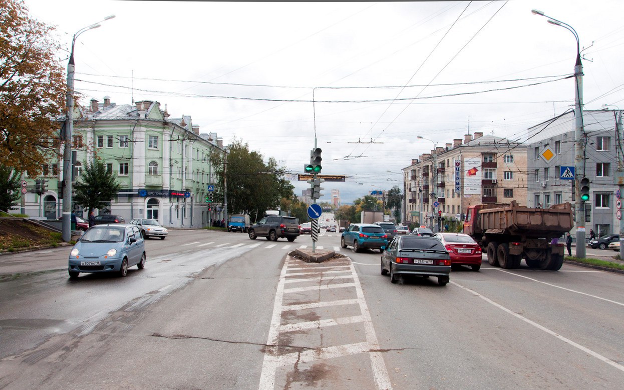 Готовимся к пробкам В Ижевске до 20 ноября частично ограничили движение транспорта на перекрестке улиц Удмуртской и Советской Как сообщает пресс служба администрации столицы Удмуртии это связано с капитальным ремонтом сети водоснабжения в рамках подготовки к благоустройству магистрали Ранее подрядчик модернизировал канализационный коллектор и менял канализационные колодцы на участке от ул Кирова до пер Широкого Сейчас приступили к ремонту водопровода от ул Лихвинцева до ул Ленина Автомобилистов просят учитывать ограничения на перекрестке при построении маршрутов izhlife ru Ижевск Удмуртия