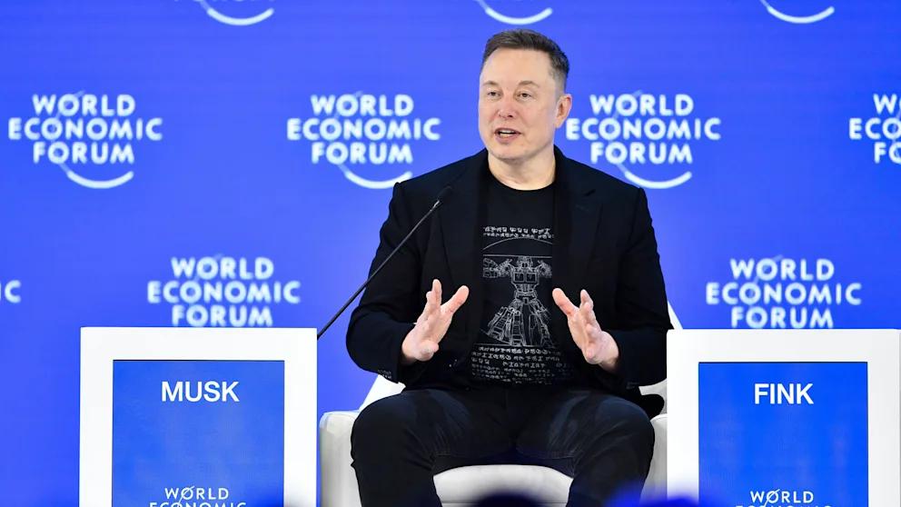 ЕС начал разбирательство против чат бота Grok из за сексуализированного контента Европейская комиссия открыла процедуру разбирательства против чат бота Grok разработанного компанией xAI Поводом стали сексуализированные материалы которые по данным Брюсселя бот может создавать и распространять В том числе речь идет об изображениях и видео реальных людей которые иногда генерируются без их согласия Как пишет издание Handelsblatt Еврокомиссия намерена применить Закон о цифровых услугах и добиваться отключения Grok на территории Евросоюза Чат бот доступен в частности через платформу X И xAI и X принадлежат Илону Маску Grok уже подвергался критике и за пределами ЕС из за возможного создания контента с участием несовершеннолетних По данным Handelsblatt ранее Брюссель откладывал начало процедуры ожидая вступят ли в силу торговые пошлины которыми угрожал Евросоюзу президент США Дональд Трамп Теперь как отмечают журналисты Еврокомиссия решила перейти к жестким действиям BILD Russian