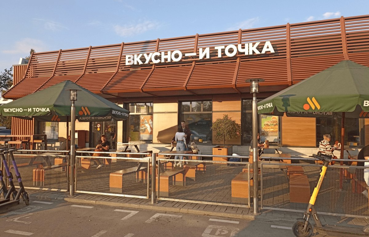 Ежедневный трафик «Вкусно — и точка» достиг 2 млн человек. Но для этого всю инфраструктуру компании пришлось создать «с нуля» — McDonald s, покидая Россиию, запретила доступ к оборудованию и ПО. Не было даже упаковки — пришлось купить компанию, которая её производит vc.ru/food/2050139