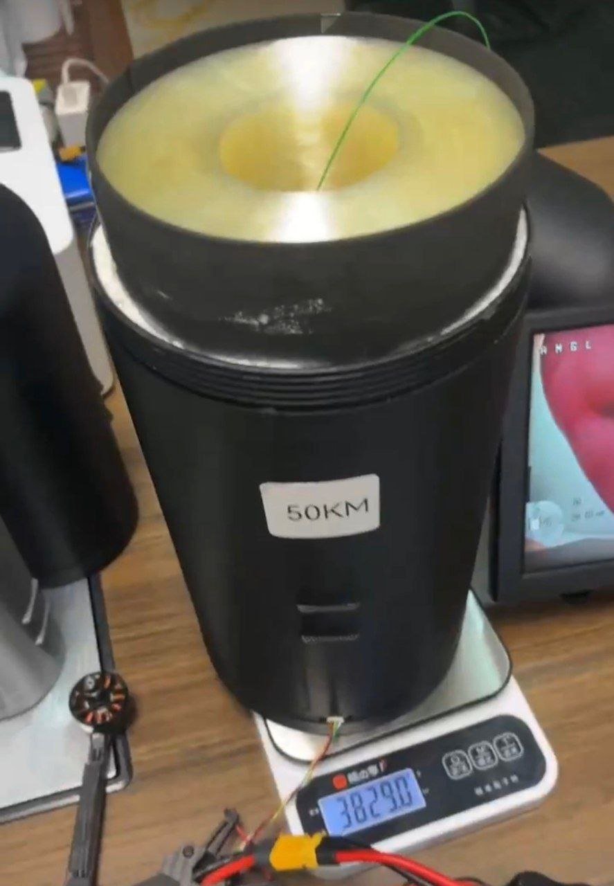 Российские специалисты разработали катушку для волоконно-оптического кабеля управления для FPV-дронов на 50 км. Её вес - 3,8 кг. #Россия #СВО