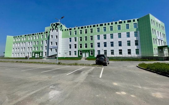 Заместитель губернатора Новосибирской области Константин Хальзов провел плановый осмотр поликлиники №2, построенной в рамках государственно-частного партнерства на улице Виталия Потылицына в Новосибирске. Здание было введено в эксплуатацию в сентябре 2024 года, однако прием пациентов в нем не осуществляется до сих пор. Как сообщили в пресс-службе правительства региона, в настоящий момент частному партнеру необходимо устранить ряд несоответствий, которые препятствуют получению лицензии на медицинскую деятельность. Например, заменить в некоторых зонах материал покрытия стен, установить дополнительные источники воды. «Прошли вместе с подрядчиком и частным партнером, посмотрели все самые значимые, так скажем, нарушения, которые требовали даже определённых внесений изменений в проект. Посмотрели, как организована работа по устранению замечаний. Вижу, что динамика положительная. Договорились, что в течение месяца они полностью устранят все те недостатки, которые были указаны в резолюции Роспотребнадзора. При соблюдении этих договоренностей у нас появляется шанс уже через месяц заключить договор аренды, затем получить лицензию и запустить работу данного медицинского учреждения», – отметил замгубернатора. Подробнее по ссылке