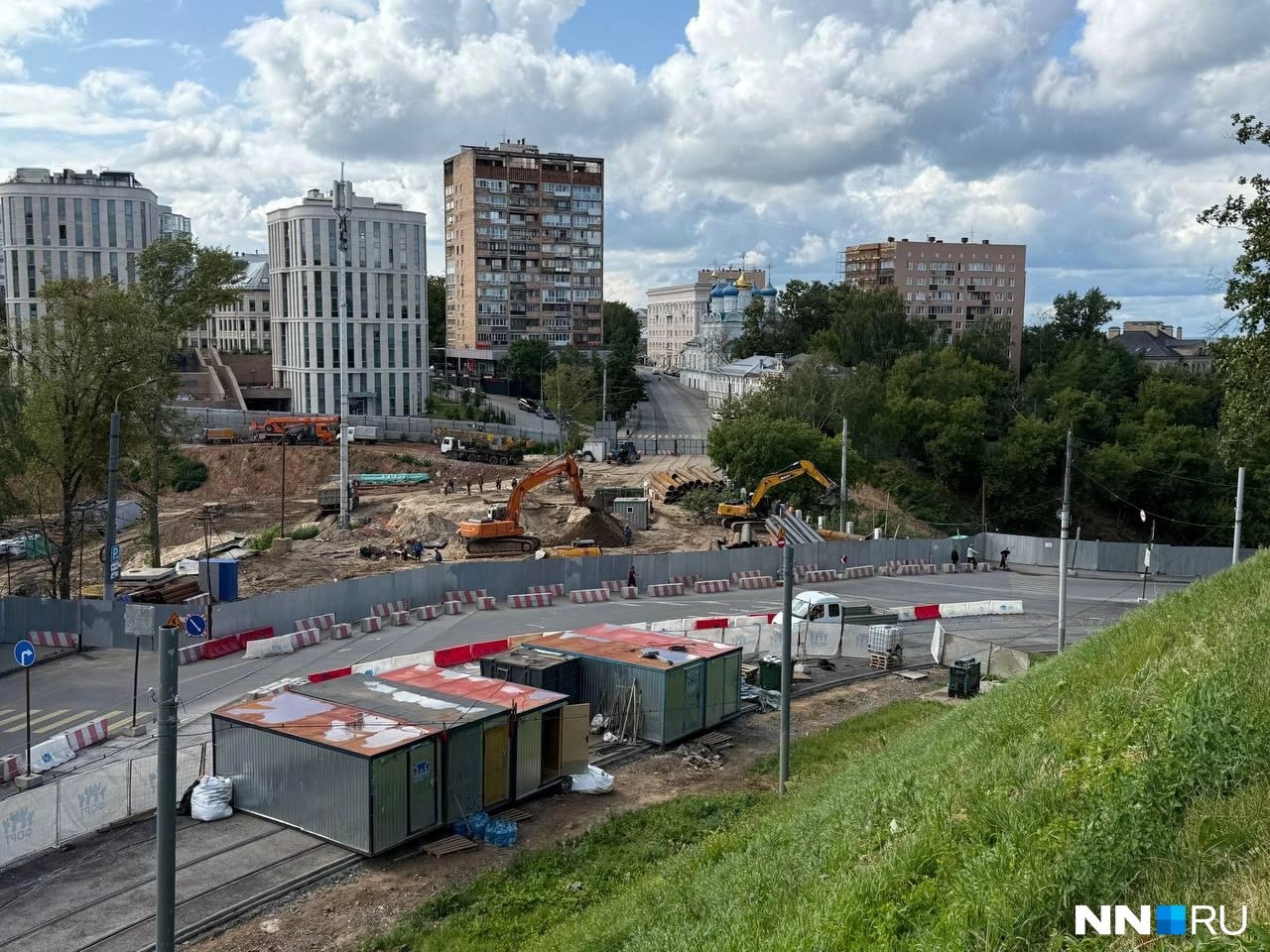 Жители центра в шоке от перекрытия на улице Добролюбова.   Участок в районе Лыковой дамбы недавно перекрыли для машин из-за создания террасного парка. Теперь проход не оставили и пешеходам.  «Мне пришлось идти домой пешком, потому что в транспорт как обычно не усядешься в час пик. И что в итоге? Прошла я три километра под дождем и уперлась в забор. Обойти перекрытие нереально — только спускаться на Рождественскую и подниматься там по лестнице. Пришлось идти еще столько же, только в гору, обходила по Малой Покровской», — негодует наша читательница, живущая на улице Нижегородской.  Как рассказали в правительстве, на участке реконструируют ливневки и обустраивают сети водоотведения. Работы обещают закончить до 1 августа.   Но перекрытий из-за создания террасного парка это не отменяет. Так что жители могут надеяться только на открытие маленького участка дороги.  «Это просто издевательство над людьми. Я не понимаю, как можно начинать новую работу, не закончив другую? Если бы все делалось последовательно, уверена, таких недовольств от людей не было», — резюмировала читательница.  Подпишись   Предложи новость