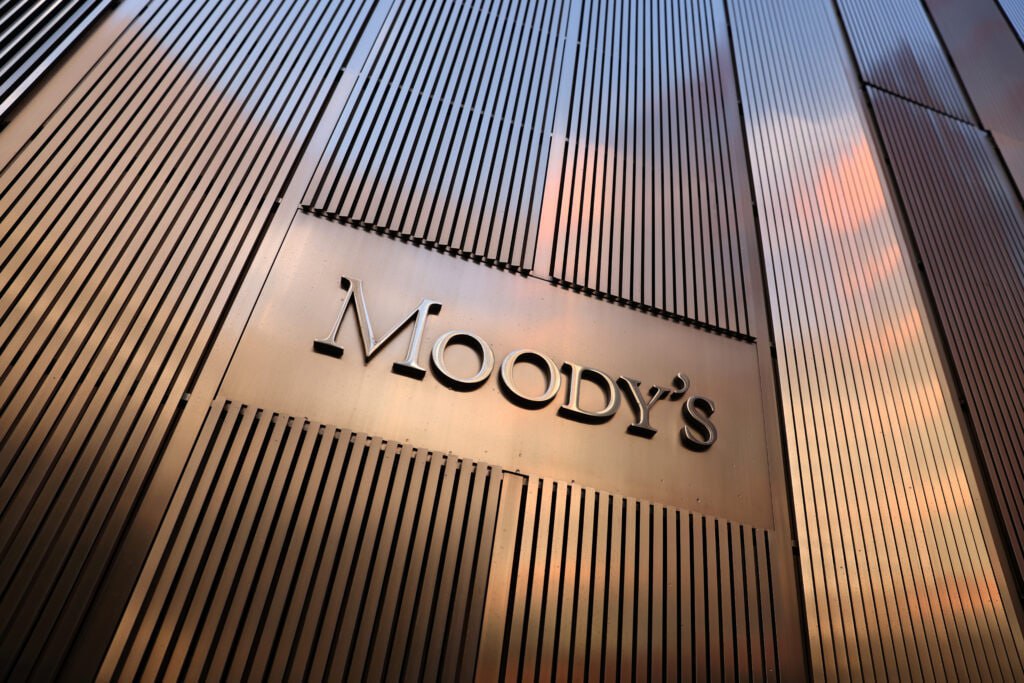 Moody’s повысило прогноз по рейтингу Узбекистана Агентство Moody’s подтвердило кредитный рейтинг Узбекистана на уровне «Ba3» «BB-» . Прогноз повышен со «стабильного» до «позитивного», сообщило Минэкономики и финансов РУз. Изменение прогноза по Узбекистану связано с ростом эффективности экономической политики за счет реформ, проводимых в стране. В Moody’s отметили, что реформы в энергетике показывают потенциал и решимость руководства РУз проводить сложные преобразования в будущем. Также в агентстве оценили действия республики по увеличению числа независимых членов в совете директоров госпредприятий и банков. Положительный отклик вызвало и принятие закона о конфликте интересов и других документов. #Узбекистан #Финансы #Экономика