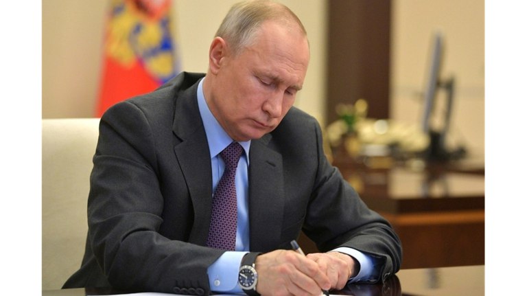 Президент Владимир Путин назначил двух брянских судей Наталья Фоменко продолжит работать судьей Бежицкого района суда Брянска, а Светлана Спесивцева переходит на работу в Брянский облсуд из Губкинского горсуда Белгородской области. ƃℾ подписаться прислать новость