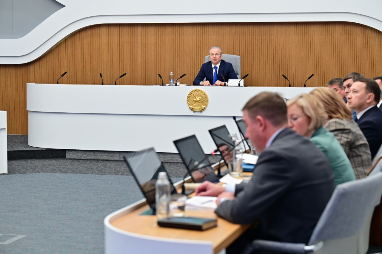 Башкирии на сохранение леса выделили более 80 млн рублей Премьер министр Башкирии Андрей Назаров на заседании правительства рассказал что за 2019 2024 годы в республике было восстановлено более 93 тысяч гектаров леса а также приобретено 700 единиц техники оборудования и инвентаря на общую сумму 1 млрд рублей Пресс служба правительства отметила что Башкирии в рамках проекта Сохранение лесов в 2025 году было выделено около 88 4 млн рублей Также в текущем году заготовлено более 1 150 кг семян лесных растений В 2026 году в рамках нацпроекта из федерального бюджета Башкирии выделят 278 млн рублей На эти средства планируется строительство тепличного комплекса оснащенного современным технологическим оборудованием с возможностью выращивания до 1 2 млн штук сеянцев с закрытой корневой системой в год Также планируется приобретение специализированной пожарной техники и оборудования  Обратная связь  Подписаться  Подписаться в Max