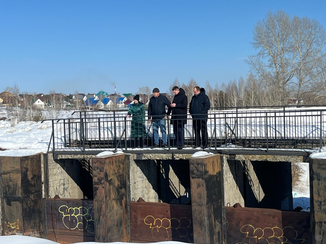 В Барнауле проверили состояние гидротехнических сооружений  В преддверии паводка в Барнауле проведено комиссионное обследование гидротехнических сооружений находящихся в муниципальной собственности. Проверка ГТС является одним из мероприятий подготовки к безаварийному пропуску весеннего паводка 2025 года.  Проверены 9 объектов:  1. ГТС шлюзовое сооружение на р.Барнаулка, ул.Краевая, 139г – Центральный район; 2. ГТС  дамба  на р.Ляпиха  СНТ «Обь-2»  с.Гоньба пер.Ручейный 1д – Ленинский район; 3. ГТС берегоукрепление р.Обь, п.Затон –Центральный район; 4. ГТС п.Центральный, ул.Приозерная, 1 – Центральный район; 5. ГТС «Пруд – накопитель» Сухой Лог, ул.Попова, 167т – Индустриальный район; 6. ГТС пруд №1 с земляной плотиной на р.Власиха – Индустриальный район; 7. ГТС пруд №2 с земляной плотиной на р.Власиха – Индустриальный район; 8. ГТС пруд с земляной плотиной на р.Землянуха – Ленинский район; 9. ГТС  дамба  на р.Ляпиха с.Гоньба, ул.Речная, 7а – Ленинский район. Работу согласно утвержденному плану проводит комиссия, в составе которой специалисты администрации города, администраций районов города, городского управления ГОЧС, представитель подрядной организации по обслуживанию гидротехнических сооружений.  Осмотр и проверка сооружений проводится ежегодно в рамках подготовки к весеннему половодью, это дает возможность оценить целостность конструкций и подъемных механизмов кроме того, в ходе обследования определяют необходимость в освобождении конструкций сооружений от льда.  По заключению комиссии гидротехнические сооружения находятся в работоспособном состоянии и позволят обеспечить прием и пропуск талых и дождевых вод.   Эксплуатирующей организации даны рекомендации по прохождению паводка.