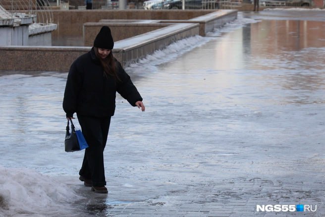 С начала 2026 года 31 омич вызывал бригады скорой помощи после падений на улице Об этом ngs55news рассказали в региональном министерстве здравоохранения Как правило у большинства обратившихся с уличными травмами фиксируются ушибы и переломы верхних и нижних конечностей ушибы мягких тканей тела спины живота грудной клетки пояснили в ведомстве Также с начала 2026 года медицинскую помощь из за получения уличной травмы получили 509 несовершеннолетних Все они обратились в государственные поликлиники Сведения о травмах полученных в результате падений на улице из за гололеда формами государственной статистической отчетности не предусмотрены В период гололедных явлений чаще всего несовершеннолетние получают травмы верхних и нижних конечностей травмы головы При этом с 2024 года по 2026 год омичи ни разу не обращались за медицинской помощью из за травм полученных от падения наледи или сосулек с крыш домов Оставайтесь с нами на связи в МАХ