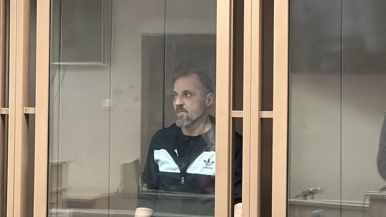 8 лет лишения свободы получил сыктывкарский дворник за избиение и смерть местного жителя, который выбрасывал мусор из окна квартиры. Между мужчинами произошел конфликт. Дворник пьяным пришел к мусорящему местному жителю и они поругались. Хозяин квартиры нецензурно обругал первого и дворник избил оппонента. Потерпевший получил телесные повреждения и из-за них скончался через несколько дней в своей квартире. Фото: Пресс-служба Сыктывкарского городского суда Республики Коми Подписаться Прислать новость