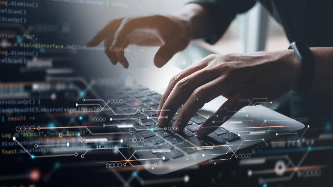 Количество киберугроз для отечественного бизнеса растет с каждым годом Повышенное внимание злоумышленников к российским организациям обусловлено прежде всего политической ситуацией утверждают эксперты За 2025 год частота кибератак увеличилась втрое Уход иностранных вендоров привел к росту российского рынка киберразведки сервисов анализа уязвимостей а также платформ предоставляющих информацию для защиты О том как в России развивается рынок кибераналитики в выпуске Ведомости Финансы цифровая безопасность iStock