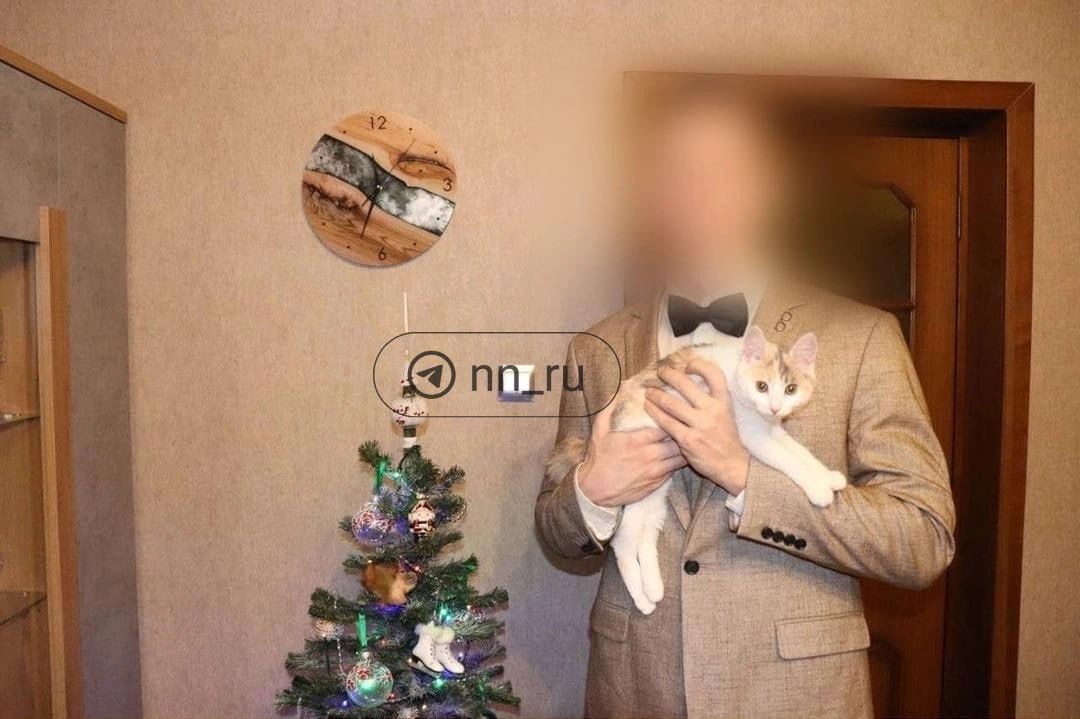 23-летнего нижегородца Владислава оштрафовали на 10 тысяч рублей за возбуждение ненависти из-за презрительных постов о женщинах. «Если ты руководитель фирмы, никогда не ставь баб на руководящие должности! Никогда не давай им и малейшей власти, ибо это станет причиной разрушения всего того порядка, имиджа и авторитета, который ты так долго пытался создать. Ибо там где баба — там всегда разрушение!» — пост со столь сомнительным содержанием на странице нижегородца стал основанием для начала судебного делопроизводства. Утверждение сопровождалось фотографией с перечеркнутой женщиной, сидящей на столе. Следствие считает, что Владислав также был админом группы «Мужское просвещение». Парень публиковал и другие картинки с провокационными подписями о женщинах. Среди них — изображения, где утверждалось, что «девушки — это юные девственницы, а все остальные — это женщины, бабы и старухи». Корреспонденту Владислав рассказал, что уже «поменял позицию» и попросил «не воспринимать серьезно» то, что он публикует в соцсетях. «Ошибка произошла, да. Это был прикол», — объяснил парень. Сейчас нижегородец удалил телеграм-канал, закрыл страницу «Вконтакте» и убрал личные фото из профиля. Подпишись Предложи новость