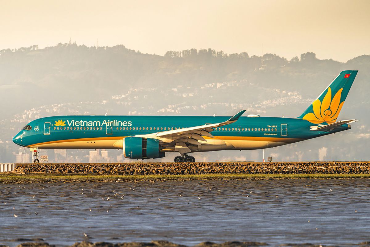 Личные данные пассажиров Vietnam Airlines попали в открытый доступ По данным Vietnam Airlines речь идет о такой личной информации клиентов как полные имена адреса электронной почты и номера телефонов Произошедшее связано с клиентским онлайн сервисом управляемым глобальной технологической корпорацией Вьетнамская авиакомпания является одним из многих бизнесов пользующихся услугами этой пострадавшей структуры сообщили в авиакомпании PROtransport