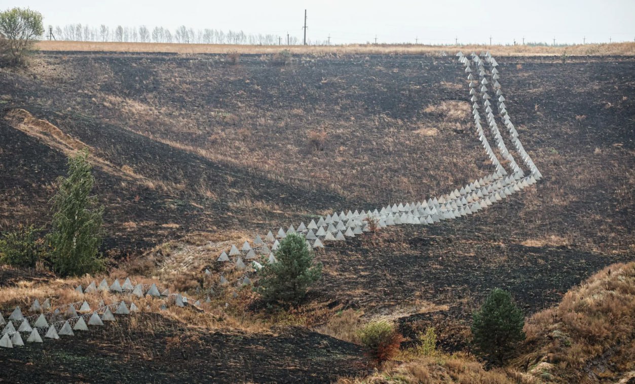 Бывшего главу Корпорации развития Курской области приговорили к 9 годам колонии за хищения при строительстве оборонительных сооружений Другие фигуранты дела получили сроки от 7 до 8 5 лет По данным следствия Владимир Лукин вместе со своими заместителями Игорем Грабиным и Дмитрием Спиридоновым а также с Андреем Воловиковым похитили более 150 миллионов рублей во время строительства на границе с Украиной фортификационных сооружений Дело было возбуждено после вторжения ВСУ на территорию Курской области По подозрению в масштабных хищениях при строительстве ранее также были задержаны экс губернатор региона Алексей Смирнов и его заместитель Алексей Дедов Подписывайтесь на Подъём Паблик Подъёма в ВК