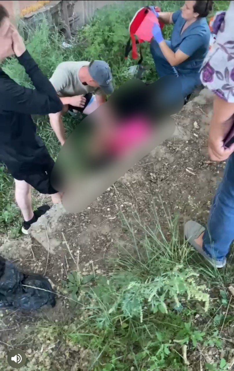 Девушка выпала из окна в Гусиноозерске В Гусиноозерске вечером 16 июля из окна третьего этажа многоквартирного дома в 6-м микрорайоне выпала девушка. Об этом в МВД сообщили местные жители. 23-летнюю пострадавшую госпитализировали, уточнили в пресс-службе ведомства. Сейчас полицейские проводят проверку, устанавливают причины и обстоятельства инцидента. фото: Весь Гусиноозерск
