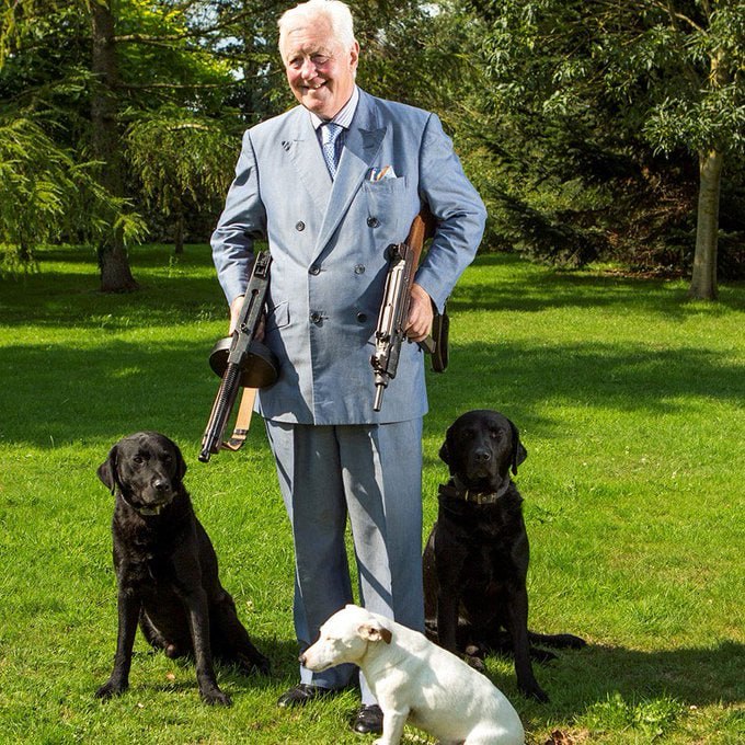 Миллионер ищет мать для наследника Этот 79 летний богач ищет молодую женщину которая подарила бы ему сына Миллионер хочет передать наследнику всё своё состояние Владения сэра Бенджамина Слейда занимают более 1200 акров и включают в себя историческое поместье известное как Маунсел хаус Ранее Слэйд подавал объявление о поиске партнерши с очень специфическими требованиями желательно чтобы ей было от 20 до 30 лет она была аристократкой или имела профессиональное образование ростом не выше 5 футов 6 дюймов Подписывайтесь на Контекст 360