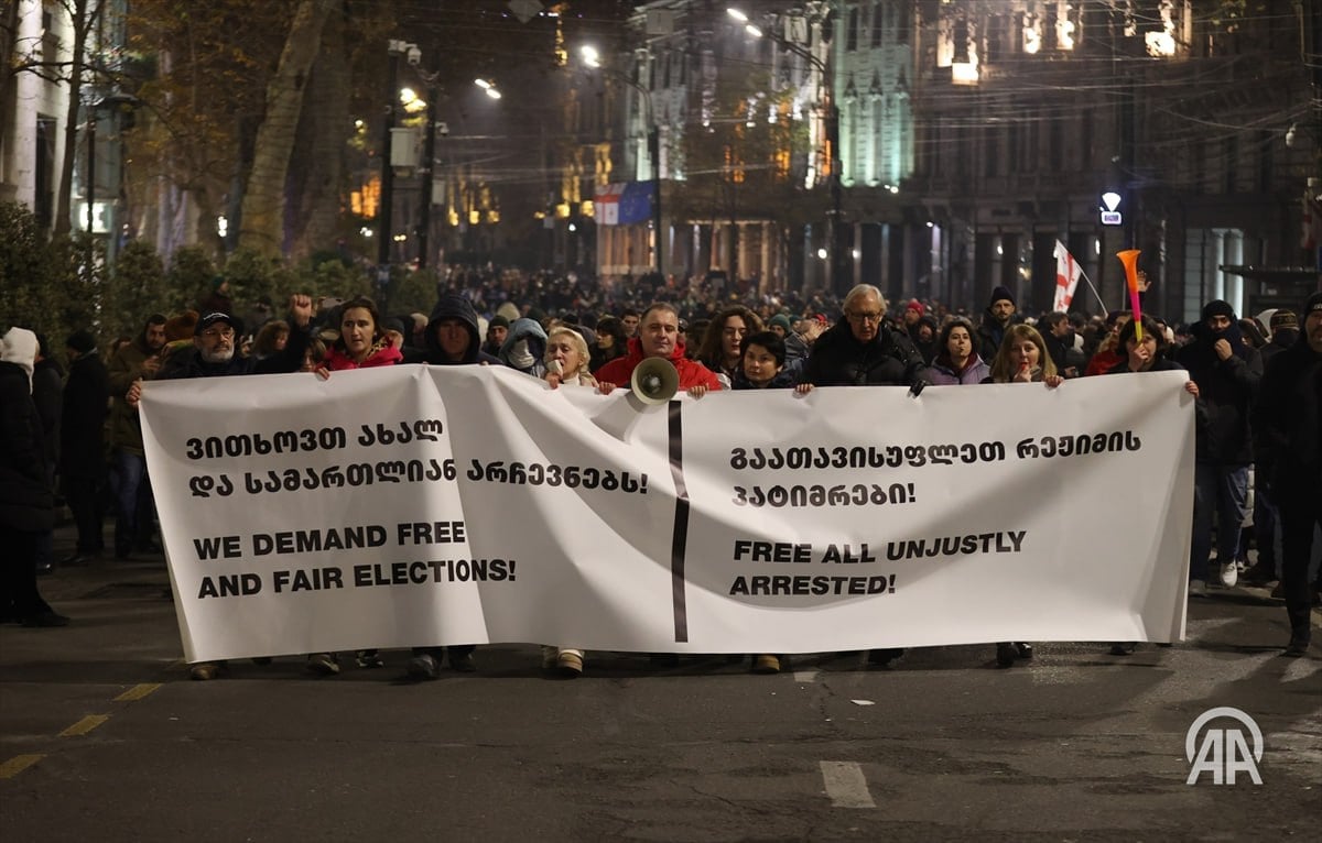 Сторонники ЕС в Грузии потребовали повторного проведелния парламентских выборов.  В столице Грузии уже две недели продолжаются протесты против решения правительства отложить начало переговоров о вступлении страны в Европейский союз до конца 2028 года. Участники акций требуют проведения новых парламентских выборов.  Протесты начались после того, как грузинские власти заявили об отсрочке начала переговоров с ЕС. Уже 14-й день тысячи демонстрантов собираются в Тбилиси, чтобы выразить недовольство этим решением. Как и в предыдущие дни, акции протеста проходят поздно вечером.  Собравшиеся у здания парламента требуют освобождения задержанных в первую неделю протестов. Участники акций перекрыли движение на проспекте Шота Руставели, неся флаги Грузии и ЕС, а также антиправительственные плакаты.  Некоторые протестующие заявили о непризнании результатов парламентских выборов, прошедших 26 октября, и призвали власти к их повторному проведению.  ↘  Подробнее на нашем сайте: v.aa.com.tr/3422214    24/7 в сутки с Агентством «Анадолу»