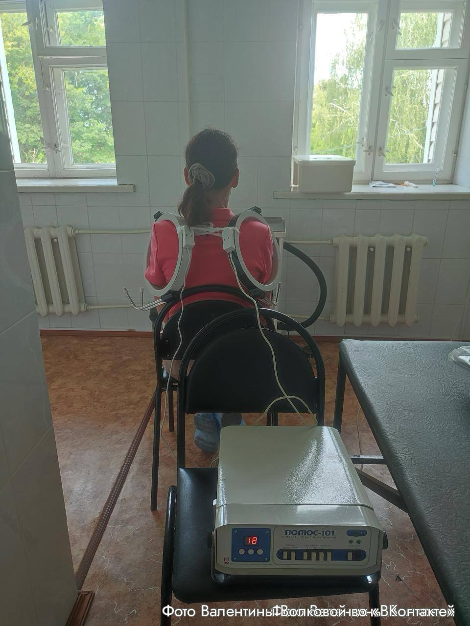 В Рязани полицейских судят за избиение пенсионерки, которую приняли за наркокурьера  Следователи возбудили дело против рязанских полицейских, избивших 66-летнюю Валентину Волкову — при задержании ей сломали плечо, душили и надели наручники. Силовики, действовавшие без опознавательных знаков, приняли пенсионерку за «закладчицу». Уголовное дело открыли по статье о превышении полномочий с применением насилия — им грозит до 10 лет тюрьмы.  Инцидент произошёл ещё в начале июня, но дело возбудили только после того, как история попала в СМИ. Сама женщина рассказала о нападении на своей странице в соцсетях 3 июля. МВД заявило, что проводит служебную проверку.    Подписаться   Прислать новость