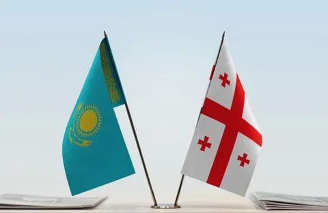 В Грузии возбуждено уголовное дело по факту гибели гражданина Казахстана.  В Тбилиси был найден мёртвым гражданин Казахстана Чингиз Мусадилов — брат профессионального боксёра Серика Мусадилова, сообщают местные СМИ.  В последний раз его видели в ночь на 4 августа у одного из ночных заведений в центре города. После этого связь с ним оборвалась. Родные забили тревогу и обратились в полицию. 6 августа СМИ сообщили о гибели Мусадилова. Эту информацию подтвердило посольство Казахстана в Грузии.  По предварительной информации, Мусадилов погиб в результате падения с высоты на улице Джавахишвили в центре Тбилиси. Расследование начато по статье 115 УК Грузии  «Доведение до самоубийства» .  Брат погибшего — Серик Мусадилов — один из самых перспективных тяжеловесов в профессиональном боксе Казахстана. Известный под прозвищем «Панда», он провёл более десяти боёв на профессиональном ринге, большинство из которых завершились нокаутом.  Источник: РАССЛЕДОВАТЕЛЬ