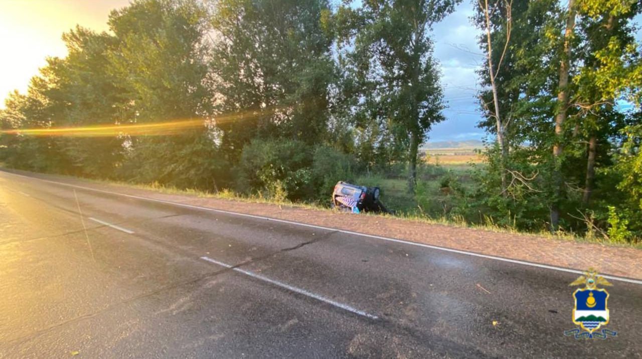 В Бурятии четверо подростков попали в ДТП В воскресенье ночью в Иволгинском районе 16-летний водитель «Тойоты Королла», не имеющий водительских прав не справился с управлением и вылетел с дороги в кювет. В автомобиле вместе с ним находились трое несовершеннолетних пассажиров. 14-летний и 15-летние школьники попали в больницу, а водитель и еще один 15-летний пассажир после осмотра были отпущены домой.