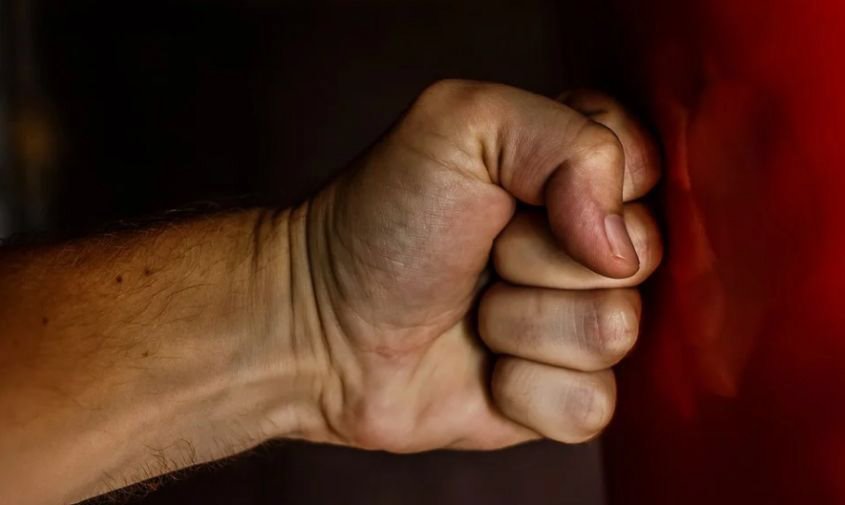 Осудила сына за запой и получила палкой житель Белогорска отправится в колонию за избиение матери В Белогорске местный житель 1975 года рождения жестоко отреагировал на то как мать осудила его тягу к выпивке Когда женщина попыталась высказать свое недовольство пагубной привычкой сына ситуация переросла в жестокое нападение Находясь в состоянии алкогольного опьянения и агрессии мужчина вооружился деревянной палкой и нанес матери не менее трех ударов по голове Подробности asn24 ru news crime 138958 Фото архив происшествия Подписаться Проголосовать