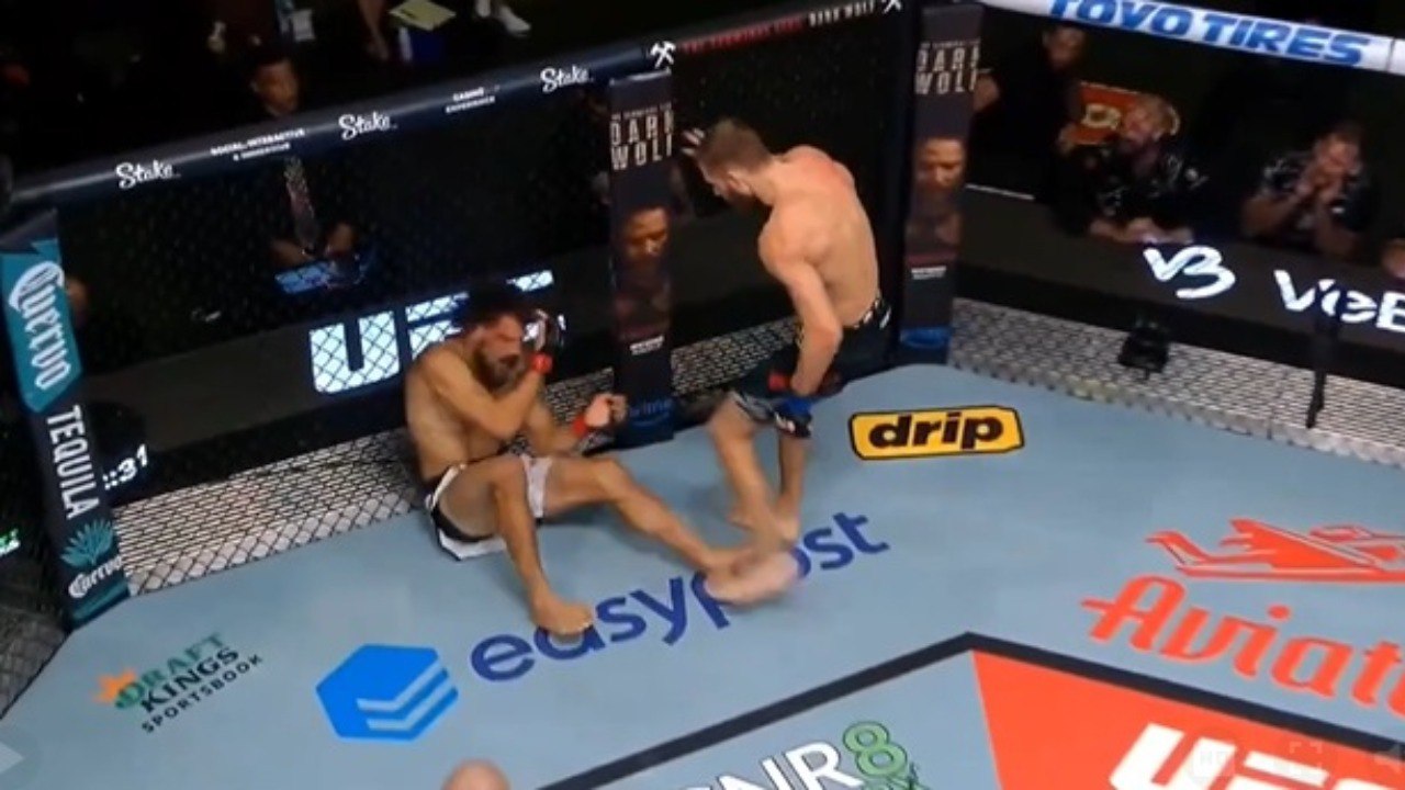 Новосибирец одержал победу над американцем на турнире UFC  3 августа в Лас-Вегасе прошёл очередной турнир по смешанным единоборствам UFC on ESPN 71. В средней весовой категории встретились житель Новосибирска Андрей Пуляев и американец Ник Клейн.  Согласно данным championat. com, сибиряк одержал победу техническим нокаутом во втором раунде. На счету 27-летнего Андрея Пуляева, известного как «Сибирская пуля», 10 побед и три поражения. Контракт с UFC он подписал в августе 2024 года после победы над Лиамом Андерсоном.     Прислать новость