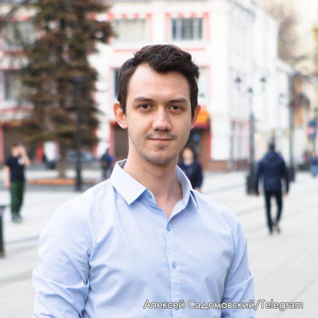 Минюст внес экс зампреда нижегородского Яблока в список экстремистов из за уголовного дела о фейках Следственный комитет по Нижегородской области возбудил уголовное дело против бывшего зампреда регионального отделения Яблока Алексея Садомовского Политика обвиняют в распространении фейков об армии статья 207 3 УК РФ Об этом 7х7 рассказал сам Алексей Поводом стали два поста во ВКонтакте написанные им в апреле 2022 года По версии следствия в них он руководствовался мотивом ненависти к российским военным критиковал войну и писал о гибели мирных жителей в Ирпене Гостомеле Мариуполе и Буче Сейчас публикации удалены Сегодня Садомовский попал в список экстремистов Ранее он возглавлял нижегородское отделение фонда Городские проекты Ильи Варламова и Максима Каца После начала войны уехал за границу занимался организацией шелтеров для россиян которые покидали страну из за мобилизации Нижегородскаяобласть