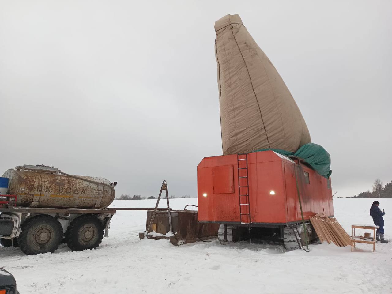 Компанию томского депутата оштрафовали на 50 тысяч за геологоразведку возле Ларинского заказника  Суд признал компанию «ТИСК Геоголд» бизнесмена и депутата Думы Томского района Александра Беляева виновной в самовольном занятии земли у села Батурино, принадлежащего другой организации.  Фирме назначили штраф в 50 тысяч рублей и обязали освободить землю сельхозназначения, не предназначенную для геолого-разведывательных работ.  В декабре 2024 года прокуратура нашла нарушения в работе «ТИСК Геоголд». Помимо самовольного занятия земли компания также сбрасывала буровой раствор на участке.  Жители Томского района выступают против готовящейся добычи золота в охранной зоне вокруг Ларинского заказника. Александр Беляев заявил, что разведку залегания золота его фирма проводит законно, а протест назвал «организованным вбросом фейковой информации».  Фото: прокуратура Томской области