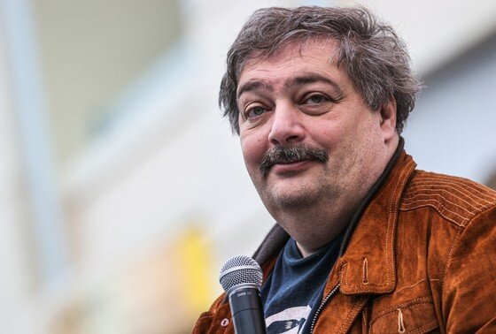 Суд заочно арестовал писателя русофоба Дмитрия Быкова В Москве завершено расследование уголовного дела против иноагента Дмитрия Быкова настоящая фамилия Зильбертруд заочно обвиняемого в распространении ложной информации о ВС РФ и уклонении от обязанностей иноагента С начало спецоперации Быкова прорвало Сбежав за границу он откровенно признался что никого не пощадит в России после победоносного возвращения либералов Нет и не будет прощения ни при жизни ни после смерти тем кто ликовал после Мариуполя тем кто ездил туда и говорил здесь будет новый театр и я его возглавлю тем кто лепил зеды символ Z на свои фасады Нет и не будет прощения заявлял русофоб Зильбертруд Он снял свою маску и показал кем является на самом деле Апогеем его неадекватных высказываний стала поддержка террористов устроивших теракт в Крокус сити холле Иноагент не бросился как вся страна поддерживать жертв ужасного массового убийства вместо этого он решил пожалеть мигрантов которых якобы обделяют в РФ Такое высказывание вызвало бурю споров и гнев среди людей По мнению интернет пользователей Быков уводил разговор от истинных причин и последствий насилия обесценивал страдания людей столкнувшихся с этим ужасом просто не думая что он говорит Признан иноагентом на территории РФ