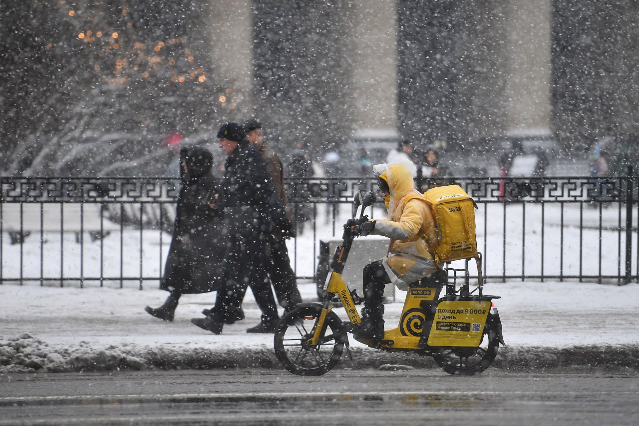 В Петербурге иностранцам запретили работать курьерами по патенту   Ограничение начало действовать с 22 ноября Соответствующее постановление губернатор Александр Беглов подписал еще летом 2025 года Тогда работодателям дали три месяца чтобы адаптироваться к новым требованиям Принятое решение направлено на борьбу с теневой работой повышение качества и безопасности услуг в курьерском секторе а также на создание новых рабочих мест для россиян особенно для молодежи и студентов ранее объяснили в администрации города По статистике иностранные курьеры составили незначительную долю от общего числа работающих в службах этого профиля Поэтому такая мера не должна повлиять на стабильность рынка доставки добавили власти Алексей Булатов Читай нас в MAX Подпишись на Комсомольскую правду СПб