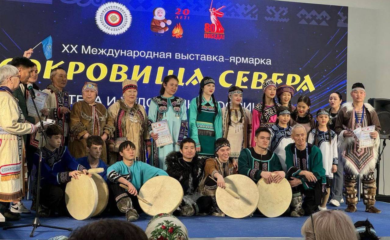 Сахалинский коллектив "Мэнгумэ Илга" с победой возвращается на остров с международной выставки-ярмарки В Москве на ВДНХ прошла XX Международная выставка-ярмарка "Сокровища Севера. Мастера и художники России". Как сообщает министр культуры и архивного дела Сахалинской области Нонна Лаврик, гости знакомились с народными художественными промыслами коренных малочисленных народов Севера, Сибири и Дальнего Востока России, принимали участие в деловой и культурной программах. В рамках ярмарки проводился Всероссийский фестиваль культур коренных малочисленных народов Севера, Сибири и Дальнего Востока Российской Федерации "Кочевье Севера". Сахалинскую область на фестивале представлял народный национальный коллектив культурно-досугового центра из Поронайска "Мэнгумэ Илга" Серебряные узоры . Он возвращается домой с победой - по итогам конкурса "Мэнгумэ Илга" занял 1 место в номинации "Театральное представление".