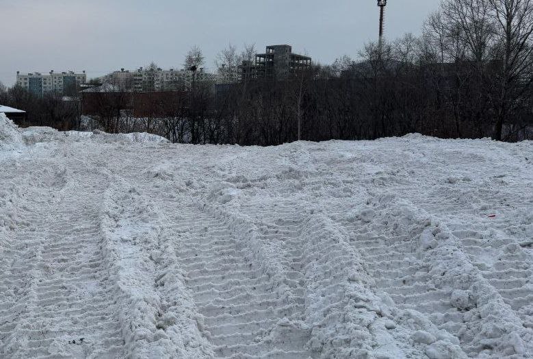 Территорию частного сектора в районе переулка Курильского очистили от мусора и снежных завалов  В течение нескольких лет территория частного сектора по переулку Курильскому превратилась в свалку: сюда свозили разный мусор, а также снег с улиц. Нарушения фиксировали в том числе местные экологи.  О ситуации стало известно сотрудникам Хабаровской межрайонной природоохранной прокуратуры, которые обязали администрацию города принять меры по ликвидации полигона. Мусор и снег с территории убрали.  «Территория освобождена от навалов снега и очищена от отходов. В целях предотвращения повторных нарушений доступ на земельные участки посторонних лиц ограничен», – сообщили в профильном ведомстве.     Будь в курсе событий.