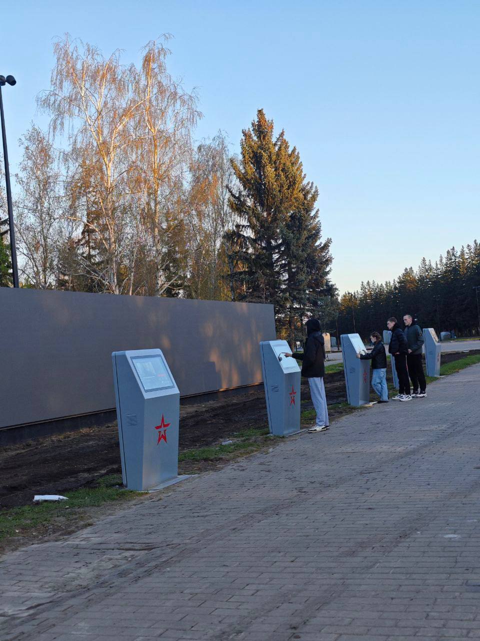 В Парке Победы начали подключение мультимедийного оборудования. Вдоль аллеи расположилась цифровая Стена Памяти, а перед ней установлены инфоматы. В настоящее время настраивают программы - специалисты готовят оборудование к открытию. И уже сейчас, до официального запуска первой очереди реконструированного Парка, омичи все чаще стали посещать площадку. Особое внимание привлекает военная техника, интерес вызывает и мультимедийное оборудование. Однако, специалисты просят омичей пока воздержаться от ознакомления с мультимедиа, так как идет пуско-наладка программного обеспечения и некоторые программы пока еще работают не в полной мере, в каких-то моментах возможны сбои. Полностью интерактивные столы и Стена памяти заработают 6 мая.