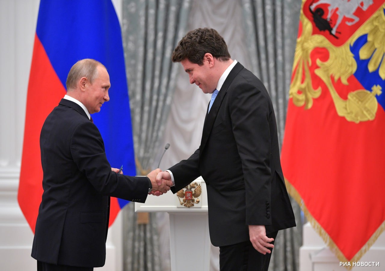 Владимир Путин поздравил с 50-летием пианиста Дениса Мацуева. Он отметил, что и в России, и за рубежом Мацуева знают как выдающегося представителя русской фортепианной школы, истинного творца и созидателя. "Самобытный и щедрый талант, артистичность и уникальное исполнительское мастерство превращают каждое ваше выступление в яркое, незабываемое для любителей музыки событие, дарят им радость от встречи с настоящим, большим искусством".