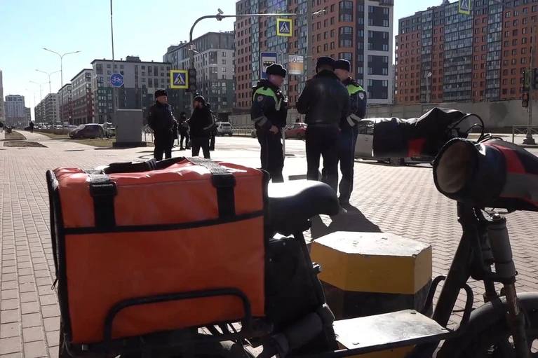 В Петербурге за апрель выявили 1300 нелегальных курьеров и изъяли 2400 электровелосипедов  Массовые проверки прошли не только среди курьеров, но и в помещениях крупных служб доставки. В основном правоохранители выявили нарушения миграционного законодательства — 1200 человек работали без разрешения. 500 нарушителей уже направили в спеццентры для дальнейшего выдворения из России.   А на складах и «дарксторах» регулярно выявляли работников без законного права на труд. Также изъято почти 2,5 тысячи электровелосипедов.  Рейды будут продолжаться.   : ГУ МВД РФ по СПб и ЛО   : СПб — отдай свой буст нам
