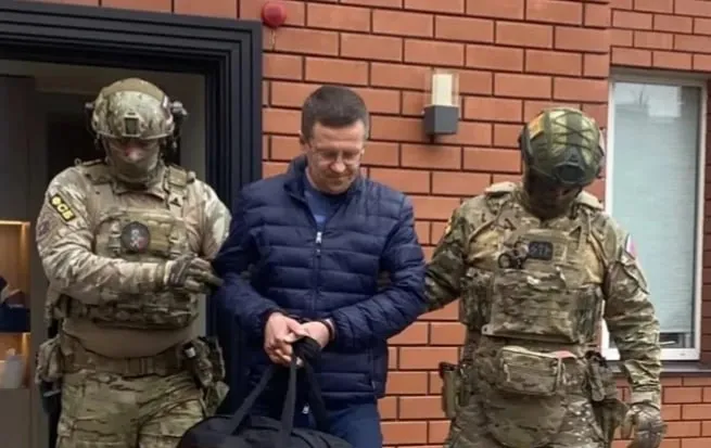 Бывшего заместителя гендиректора ММК заключили под стражу Меру пресечения Павлу Кравченко избрали сегодня в Орджоникидзевском районном суде Магнитогорска В СИЗО он пробудет как минимум два месяца Павла Кравченко задержали по подозрению в коммерческом подкупе По версии следствия он неоднократно получал от представителя коммерческой организации деньги строительные материалы и другое имущество за оказание содействия в заключении контрактов с ПАО ММК Подписаться на ЕАН Челябинск в МАХ