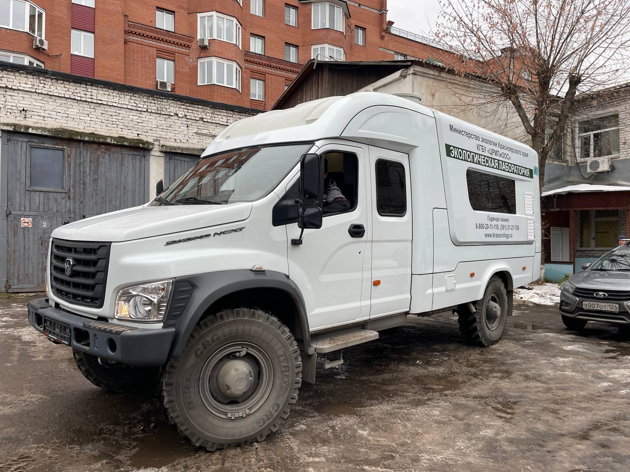 В Минэкологии региона появилась новая передвижная экологическая лаборатория повышенной проходимости.   Мобильная станция на базе автомобиля Sadko Next будет отслеживать уровень загрязнения атмосферы в Красноярске, Канске, Лесосибирске, Минусинске и других территориях края.    Датчики автомобиля способны уловить в воздухе оксид углерода, оксиды азота, диоксид серы, сероводород, взвешенные частицы  до 2,5 мкм , ароматические углеводороды – всего 25 загрязняющих веществ.    Оборудование лаборатории также будет измерять температуру воздуха, атмосферное давление, влажность, скорость и направление ветра.   После прохождения процедуры аккредитации передвижная эколаборатория будет выезжать в рейды по сообщениям жителей о загрязнении воздуха, а также по выявлению дымящих предприятий.  «Наличие такой техники усилит контроль и надзор за исполнением предприятиями законодательства об атмосферном воздухе»,  – подчеркнул министр экологии края Владимир Часовитин.  В Красноярске это уже третий передвижной комплекс региональной сети мониторинга за качеством окружающей среды.   В нее также входят стационарная лаборатория и 16 автоматизированных постов наблюдения.   Девять из них находятся в Красноярске и пригороде, остальные – в Зеленогорске, Сосновоборске, Ачинске, Назарове, Канске, Лесосибирске и Минусинске.    Передвижной экокомплекс более вместимый.     Теперь вместо двух машин в другие города региона сможет выезжать только одна – лаборатория, в которой смогут разместиться две смены специалистов Центра мониторинга.  Отметим, экологический надзор усилен по поручению Губернатора Красноярского края в рамках федерального проекта «Чистый воздух» нацпроекта «Экология».    Обо всех фактах выбросов и неприятных запахах в атмосферном воздухе можно сообщать на горячую линию министерства экологии 8800-20-11-116.  #ЧистыйВоздух #НацПроектЭкология