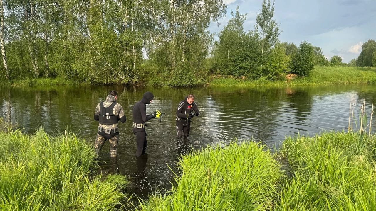 Ужасная трагедия в Пушкино - в Уче утонул 8-летний мальчик. Парень очень рвался на речку вместе с другом, просил разрешения у матери, та категорически запретила. Но сорванцы все-таки помчались купаться. Видимо, они не знали, что в этой реке холодные ключи и коварное дно. Когда малыш пошел ко дну, его друг стал просить рыбаков о помощи, но те в воду полезть не решились. Тело нашли спасатели через несколько часов.