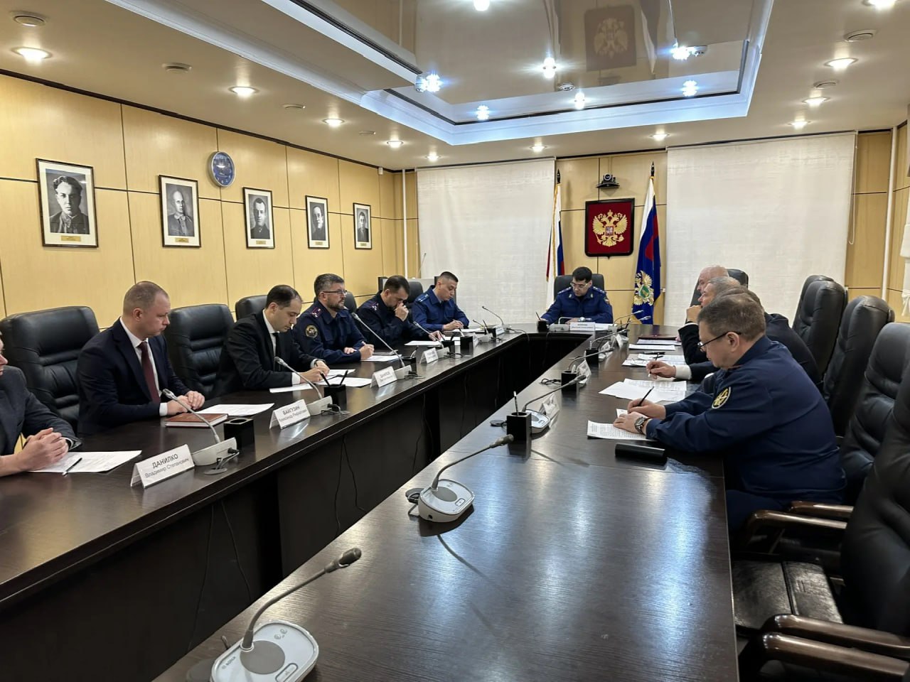 В прокуратуре автономного округа состоялось заседание межведомственной рабочей группы по противодействию коррупции   Под председательством прокурора Ямало Ненецкого автономного округа Дмитрий Коноша на совещании обсуждены результаты работы правоохранительных органов по выявлению пресечению и расследованию уголовных дел о противоправных деяниях коррупционной направленности за 2025 год На совещании отмечено что уровень коррупционной преступности в регионе остался на прежнем уровне Возросло количество хищений в бюджетной сфере Имеются примеры пресечения преступной деятельности высокопоставленных должностных лиц   Подробности на сайте ведомства