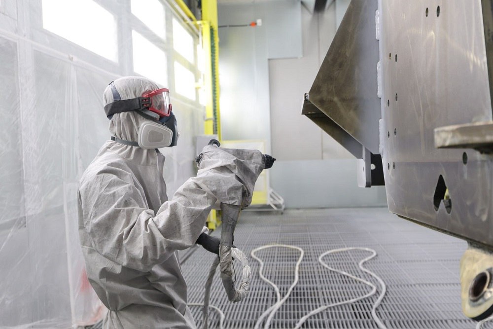 Ростсельмаш запускает крупную окрасочную линию на тракторном заводе На тракторном заводе Ростсельмаш открытом в марте 2024 года запускается новая окрасочная линия площадью 8 6 тыс кв м Комплекс охватывает весь цикл от подготовки поверхности до нанесения эмали электростатическим методом Производительность более 1 машкомплекта в час или 222 кв м окрашиваемой поверхности Оборудование автоматизировано камеры мойки печь пиролизного обжига лаборатория системы смешивания красок и фильтрации воды Проект создаёт 70 рабочих мест и включает экологичные очистные сооружения Запуск разгрузит текущие мощности и повысит производственную эффективность Подписаться на новости Вступить в чат фермеров