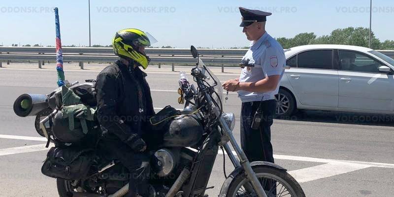 Госавтоинспекция республики проводит профилактические мероприятия по соблюдению Правил дорожного движения водителями мототранспортных средств, в период с 25 июля по 1 октября 2025 года.   За 6 месяцев 2025 года с участием водителей мототранспорта произошло 73 ДТП, в которых 16 человек погибли и 71 человек получил телесные повреждения.   Основная задача мероприятий - профилактика ДТП с участием мототранспорта.    В ходе проведения профилактических мероприятий особое внимание будет уделено пресечению нарушений ПДД, которые являются основными причинами совершения ДТП, таким как: управление транспортными средствами лицами, не имеющими права управления, управление транспортом в состоянии опьянения.    Сотрудники Госавтоинспекции проведут профилактические беседы о недопустимости нарушений ПДД юными участниками дорожного движения, с размещением соответствующих материалов в местах массового скопления мотоциклистов.    Госавтоинспекция напоминает любителям мототранспорта о необходимости строгого соблюдения Правил дорожного движения. Следует помнить, что езда на мототранспорте значительно отличается от управления другими транспортным средствами!  Чтобы избежать аварии, необходимо придерживаться правил и техники безопасности езды на мототехнике:  Мотоцикл должен быть зарегистрирован в установленном порядке.  Водитель должен иметь соответствующую открытую категорию или подкатегорию в водительском удостоверении.  Необходимо следить за техническим состоянием мотоцикла.  Нужно иметь соответствующую экипировку.          Поддержать канал
